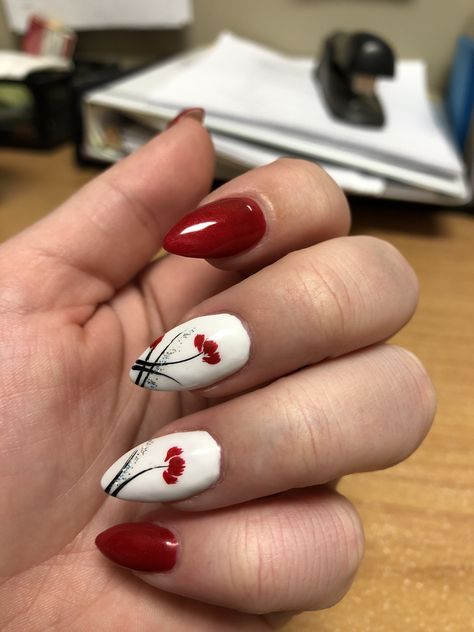 Poppy nails for Remembrance Day Poppy Acrylic Nails, Remembrance Day Gel Nails, Anzac Nail Art, Remembrance Day Nails Poppies, Remembrance Nail Art, Rememberance Day Nail Art, Remembrance Nails Poppies, Nails With Poppy Flower, Poppy Flower Nail Art