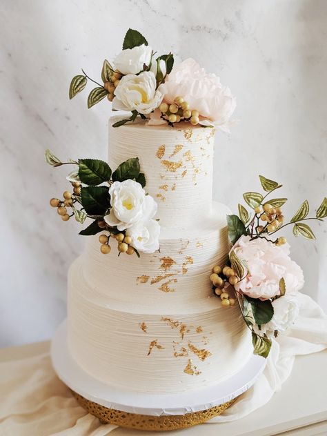 Gold Fleck Cake, White And Gold Buttercream Cake, 3 Tier Wedding Cake White And Gold, 3 Tier Cake With Flowers, Buttercream Cake With Flowers, White Fondant Cake, Classy Wedding Cakes, Dream Quinceanera, Wedding Cake Peonies