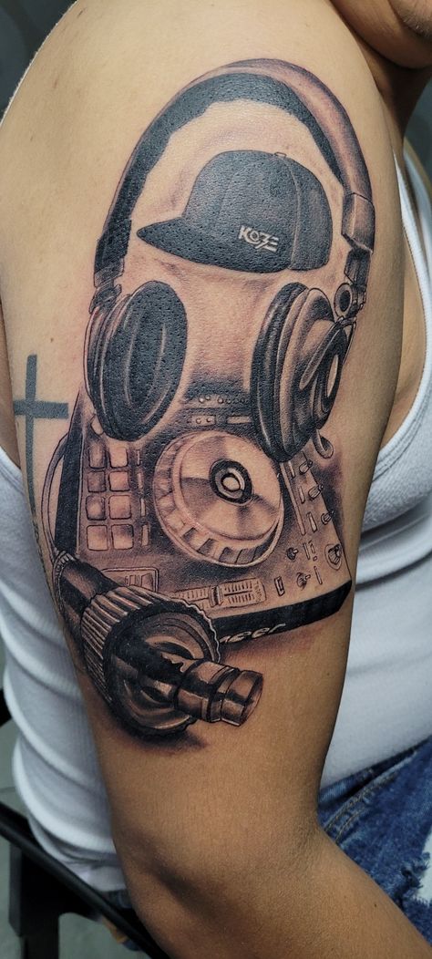 NICARAGUA TATTOOS Dj Decks Tattoo, Dj Tattoo Ideas For Men, Music Sleeve Tattoo For Men, Dnb Tattoo, House Music Tattoo, Kobe Tattoo, Dj Drawing, Dj Tattoo, Headphones Tattoo