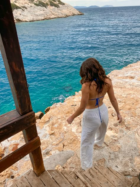 Greece Holiday Photos, Cyprus Aesthetic Outfits, Crete Greece Photo Ideas, Greece Photoshoot Ideas, Greece Inspo Pics, Cyprus Outfit Ideas, Greece Trip Outfits, Greece Holiday Outfits, Greece Picture Ideas