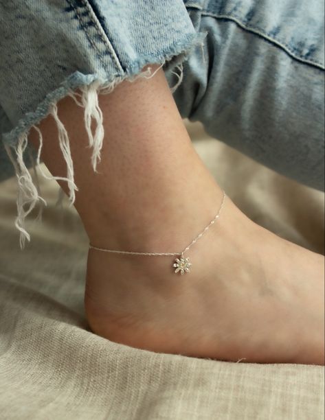 Daisy Anklet, Junk Jewellery, Silver Anklets Designs, Cute Anklets, Blossom Jewelry, Accessories Inspiration, Silver Rope Chain, Anklet Designs, Pretty Jewelry Necklaces