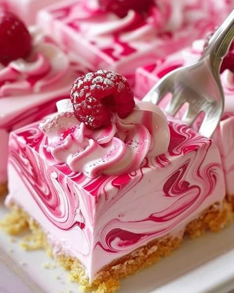 Raspberry Swirl Cheesecake, Swirl Cheesecake, Gelatin Recipes, Raspberry Desserts, Gluten Free Cheesecake, Raspberry Recipes, Raspberry Cheesecake, Dessert Salads, Köstliche Desserts