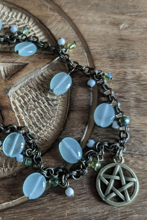 ~ Bronze Pentacle / Pentagram Vintage-Style Bracelet ~ This eye catching bracelet features repurposed vintage aqua beads of acrylic and a 16mm pentacle charm. Aqua Beads, Repurposed Vintage, Vintage Style Jewellery, Charm Bracelets, Fashion Bracelets, Fashion Jewelry, Vintage Fashion, Charm Bracelet, Etsy Uk