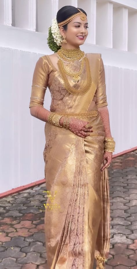 Golden Bridal Saree, Cotton Dress Pattern, Golden Saree, Bride Photos Poses, Saree Blouse Styles, Marriage Dress, Fashionable Saree Blouse Designs, Indian Bridal Fashion, Fashion Design Dress