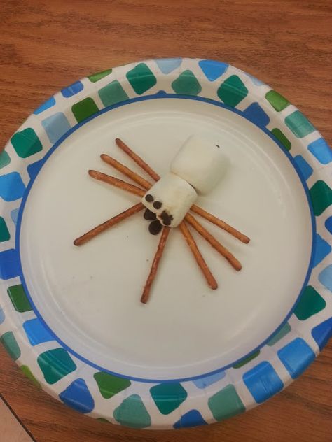 Edible spiders! Love this idea for fusing learning with food. Students use content specific vocabulary to build their spider. They can eat it AFTER they prove they know all the parts of a spider. CUTE! Edible Spiders, Spider Theme Preschool, Parts Of A Spider, Spider Lessons, Spiders Preschool, Spider Unit, The Very Busy Spider, Spider Activities, October Ideas