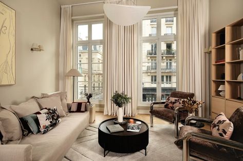 Paris Chic Apartment In Le Marais In Paris, île De France, France For Sale (13630187) Paris Apartments Luxury, Magical Apartment, Paris Living Room, Paris Apartment Window, Apartment In France, Les Marais Paris, Paris Apartment Interiors, Paris Living Rooms, Apartment Paris