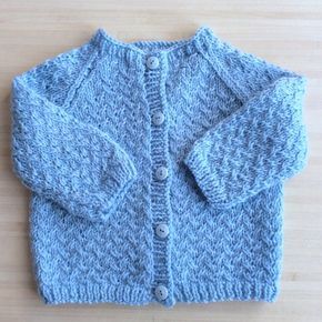 Petit Biscuit, un joli cardigan de la marque Txiki Txiki, tricoté en laine Bergère de France. Un gilet pour l'hiver parfait avec une jolie robe Cable Sweater Pattern, Mint Green Cardigan, Baby Boy Cardigan, Toddler Cardigan, Crochet Baby Sweaters, Baby Blue Sweater, Boys Cardigans, Toddler Jacket, Knitted Baby Cardigan