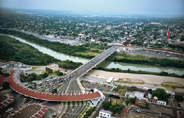 Laredo Border Crossing Bridge Laredo Mexico, Texas Mexico Border, Laredo Texas, Mexico Map, Texas Travel, Aerial Photo, Travel Inspo, Rio Grande, Travel Aesthetic