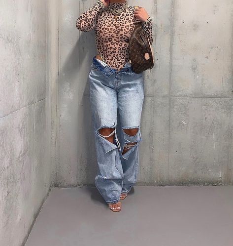 Body Suit And Baggy Jeans, Baggy Jeans And Bodysuit Outfit, Baggy Pants With Heels, Baggy Jeans And Heels Outfit, Leopard Bodysuit Outfit, Baggy Jeans With Heels, Jeans And Bodysuit Outfits, Jeans And Bodysuit, Leopard Bodysuit