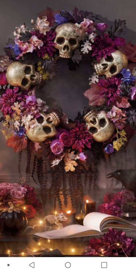 Gorgeous skull and flower wreath. Idea for making a DIY halloween themed wreath. Porta Halloween, Skulls And Flowers, Casa Halloween, Door Diy, Adornos Halloween, Halloween Tattoo, Halloween Wreaths, Halloween Crafts Decorations, Halloween Diy Crafts