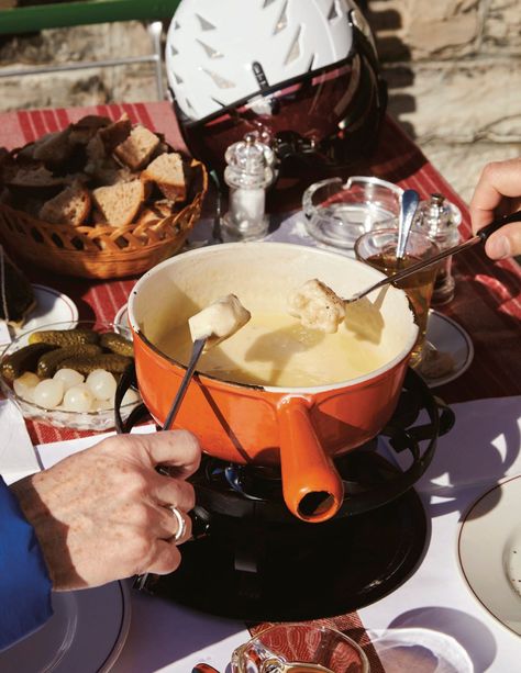 How to Make Cheese Fondue - Chowhound Swiss Cheese Fondue Recipe, Best Cheese Fondue, Easy Cheese Fondue, Swiss Cheese Fondue, Beer Cheese Recipe, Swiss Fondue, Beer Cheese Fondue, White Wine Recipes, Fondue Dinner