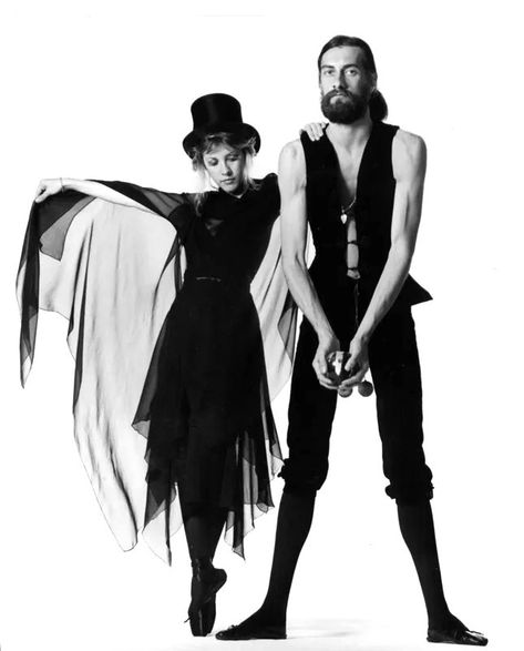 Fleetwood Mac Rumors Photoshoot, Stevie Nicks Albums, Stevie Nicks Costume, Stevie Nicks Fashion, 80s And 90s Aesthetic, Fleetwood Mac Band, Stevie And Lindsey, Fleetwood Mac Rumours, Welsh Witch