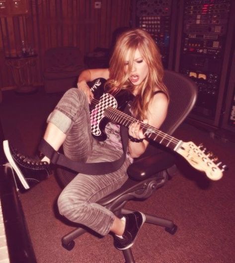 Avril Lavigne Aesthetic, Princesa Emo, Princesa Punk, Chicas Punk Rock, Avril Levigne, Cl Instagram, 00s Aesthetic, 2000s Punk, Avril Lavingne