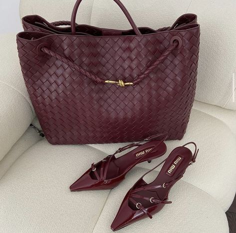 Andiamo Bag, Burgundy Tights, Sac Tote Bag, Burgundy Bag, Expensive Bag, My Style Bags, Outfits For Fall, Classic Style Outfits, Trend 2024