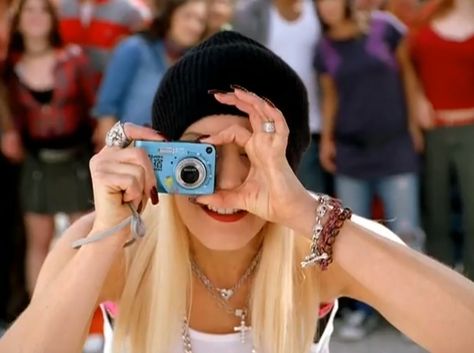 HP Photosmart R607 Harajuku Lovers camera in HOLLABACK GIRL (2005) @hewlettpackard Gwen Stefani Hollaback Girl, Hollaback Girl Gwen Stefani, Damian Marley, Hollaback Girl, Super Kawaii, New Rock, Alternative Music, I Love Music, Gwen Stefani