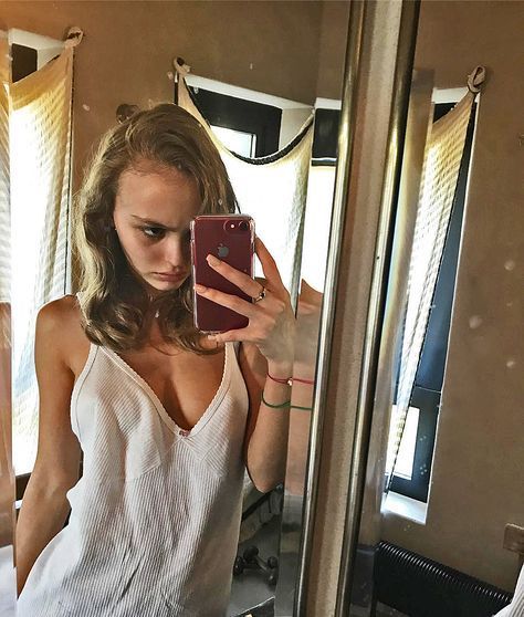 Lily Depp, Lily Rose Depp Style, Olga Kurylenko, Mirror Selfie Poses, Vanessa Paradis, Side Bangs, Kirsten Dunst, Lily Rose Depp, Keira Knightley