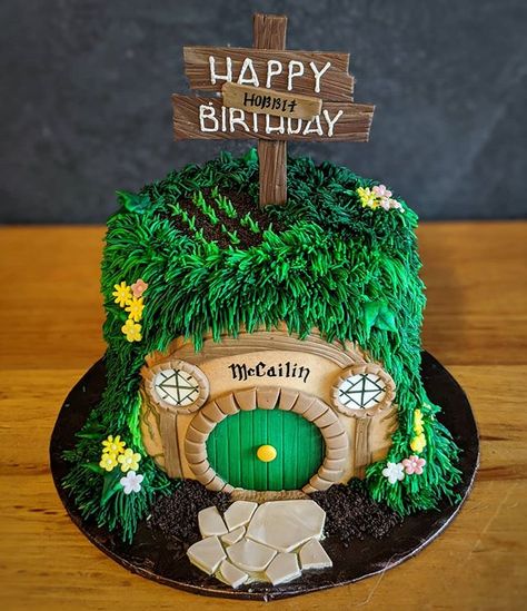 Anyone else want to shrink down tiny enough to fit inside this little Hobbit hole cake? Yummy! Hobbit Cake, Hobbit Birthday, Birth Cakes, Hobbit Party, 12th Birthday Cake, Ring Cake, Star Wars Cake, House Cake, Easy Birthday