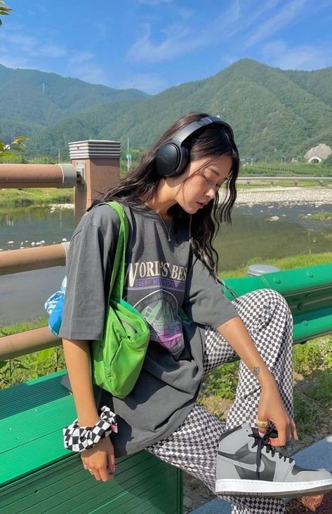 Style With Headphone, How To Style Headphones, Headphone Girl Aesthetic, Women With Headphones, Headphones Outfit Aesthetic, Big Headphones Aesthetic, Bose Headphones Outfit, Outfits With Headphones, Headphones Aesthetic Outfit