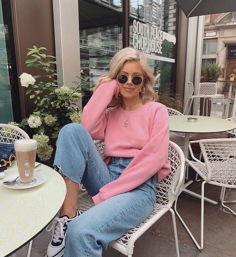 Ideas para sacarle provecho a tu sudadera rosita | Es la Moda Italy Style Spring, Skirts With Leggings Outfit, Pastel Fall Outfits, Laura Jade Stone, Cozy Clothes, Color Blocking Outfits, Cool Winter, Mode Inspo, Pink Outfits