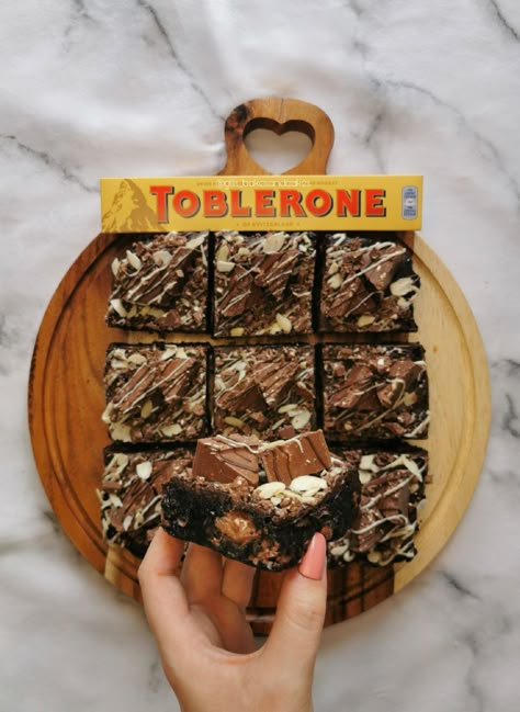 Toblerone Dessert, Toblerone Recipes, Toblerone Brownies, Brownie Design, Toblerone Cookies, Brownie Flavours, Toblerone Cake, Toblerone Cheesecake, Baked Gifts