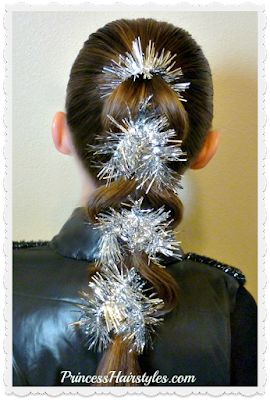 Braid With Tinsel, Pull Through Braids, Christmas Hair Color Ideas, Christmas Hair Color, Pink Blonde Hair, Ribbon Braids, Pull Through Braid, Christmas Tinsel, Hair Chalk