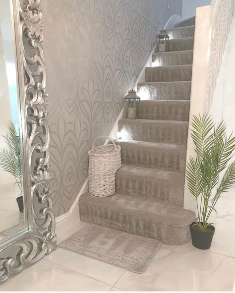 Light Grey Hallway Ideas, Light Gray Hallway, White Hallway Ideas, Home Interior Catalog, White Lights Living Room, Hall Ways Ideas, Landing Ideas, Entrance Hall Decor, Classy Living Room