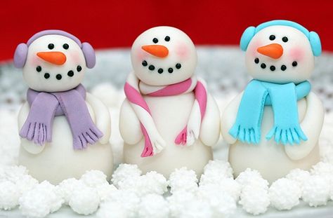 Snowman cake decorations Fondant Christmas Cake, Christmas Cupcakes Decoration, Novelty Birthday Cakes, Snowman Cake, Christmas Cake Designs, Christmas Cake Topper, Cake Decorating With Fondant, Xmas Cake, Christmas Cake Decorations