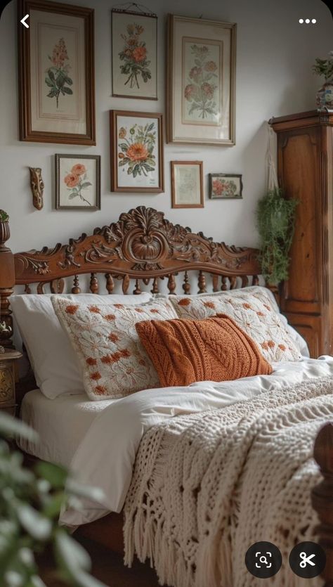 Unique Boho Home Decor, Cottage Bedside Table Ideas, Cottage Style Bedroom Master Suite, German Decor Interior Design, Grandma Cottage Bedroom, Cottagecore Aesthetic Bedroom Decor, Vintage Wall Decoration, Antique Boho Bedroom, Old Farmhouse Bedroom Ideas