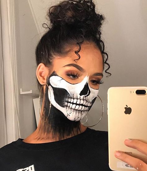 Black And White Skull Makeup, Half Halloween Face Makeup, Skull Makeup Women, Face Paint Halloween Women, Half Face Skeleton Makeup, Womens Halloween Makeup, Half Skull Face Makeup, Catrina Outfit, Scary Beauty