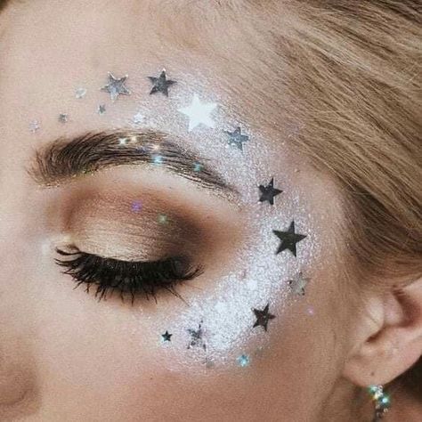 Rave Makeup Glitter, Halloween Makeup Sugar Skull, Coachella Makeup, Make Up Gold, Skeleton Makeup, Makeup Glitter, Rave Makeup, Creative Makeup Looks, Festival Makeup