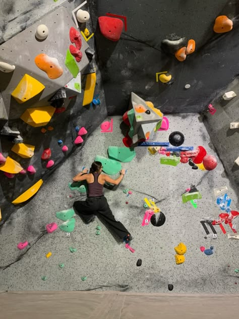 Climbing Gym Aesthetic, Bouldering Aesthetic, Rock Climbing Aesthetic, Sports To Try, Climbing Aesthetic, Surfing Animals, Rock Climbing Workout, Edge Magazine, Lead Climbing