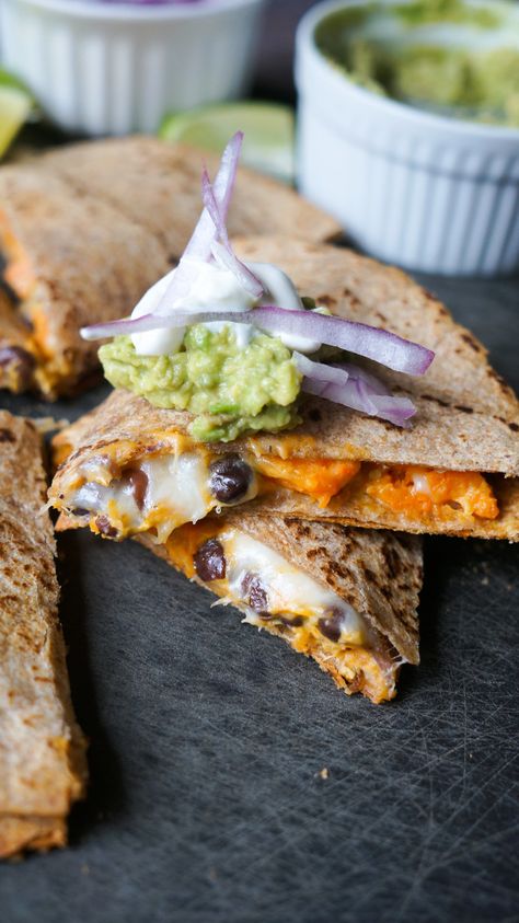 Black Bean and Sweet Potato Quesadillas. Healthy vegetarian quesadillas jam packed with so much flavor! Vegetarian Quesadillas, Black Bean And Sweet Potato, Bean And Sweet Potato, Sweet Potato Quesadilla, Nigel Slater, Vegan Meals, Sweet Potato Recipes, Healthy Vegetarian, Quesadillas