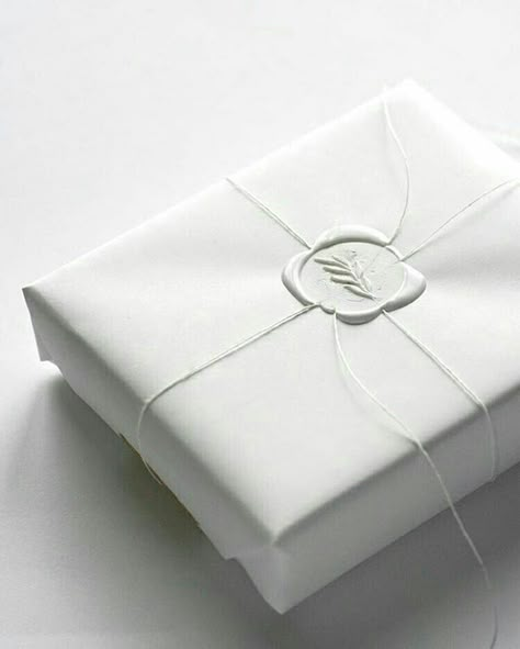 White Gift Wrapping, 100 Cupcakes, Love Minimal, Souvenir Wedding, Jewelry Packaging Design, White Packaging, Luxury Packaging Design, Packaging Jewelry, Creative Gift Wraps