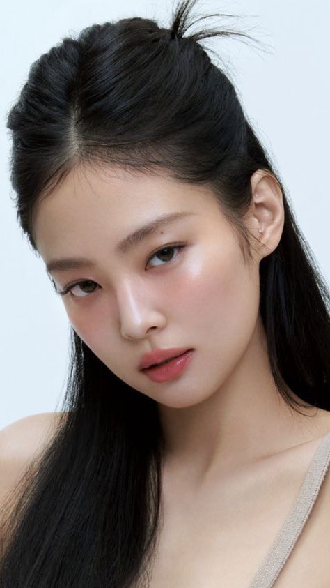 Pastel Green Outfit Korean, Natural Korean Makeup Look, Korean Glowy Makeup, Simple Korean Makeup, Natural Korean Makeup, Makeup Ala Korea, Makeup Asia, Korean Skincare Products, Medium Long Haircuts