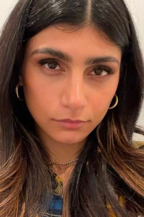 Mia Khalifa Says ‘Don’t Expect Your Wife To Do What Adult Stars Do’ Velma Halloween, Velma Halloween Costume, Hollywood Beauty, 26 Years Old, Film Star, Film Stars, Indian Saree, Bobby Brown, Millie Bobby Brown