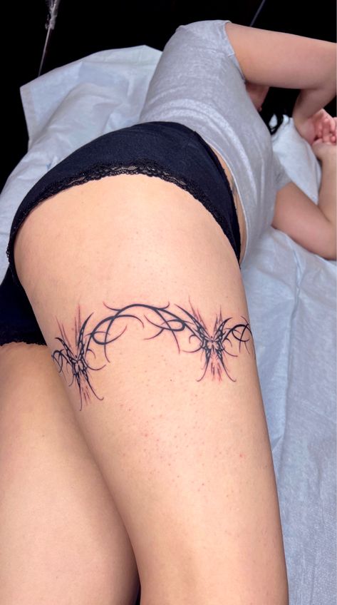 Garder Tattoo Thigh Lace, Garter Tattoos For Women, Leg Garter Tattoo, Thigh Cuff Tattoo, Aesthetic Tats, Thigh Garter Tattoo, Thigh Band Tattoo, Thigh Band, Garter Tattoo