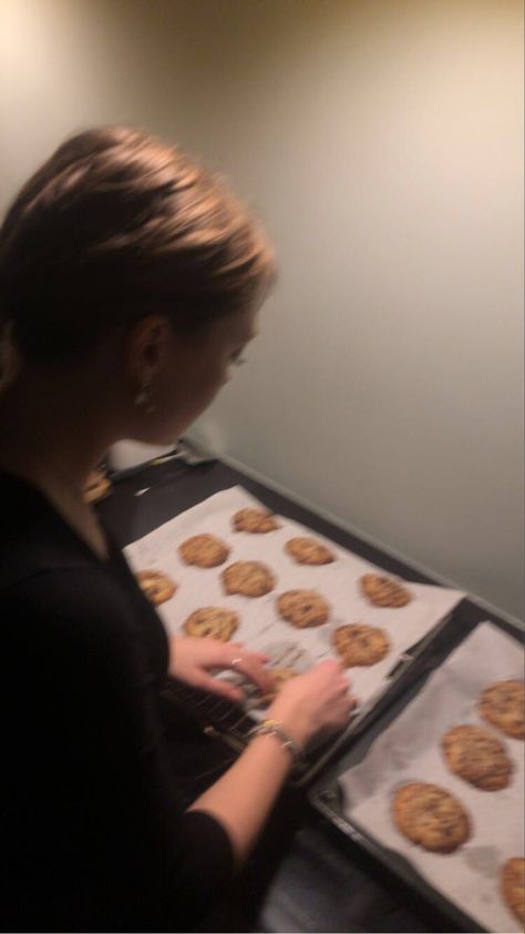 Cookies baking cooking cute aesthetic calm eavening cookies sweet chocolate chip Cookie Making Aesthetic, Making Cookies Aesthetic, Baking Cookies Aesthetic, Cooking Cute, Making Desserts, Baking Aesthetic, Summer List, Coffee Shop Business, Cooking Contest