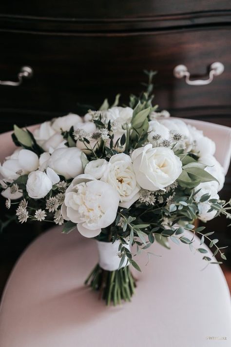 WedLuxe Media Classic Elegance with Marble, Metallic, and Gold Details Elegance Photography, Bridal Bouquet Flowers, White Bridal Bouquet, White Wedding Bouquets, Wedding Mood, Wedding Time, Bride Bouquets, Bridal Flowers, Flower Bouquet Wedding