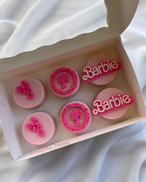 Selena Garcia | Let’s go Barbie let’s go Party 🎀 Loving this bright pink set! Half Dozens are always an option 🫶🏼 Rice Krispies | Pretzels | Oreos #barbie… | Instagram Barbie Treats Ideas, Barbie Candy Apples, Barbie Treats, Cupcakes Barbie, Barbie Cupcakes, Chanel Cake, Chocolate Dipped Pretzels, Barbie Cake, Barbie Birthday