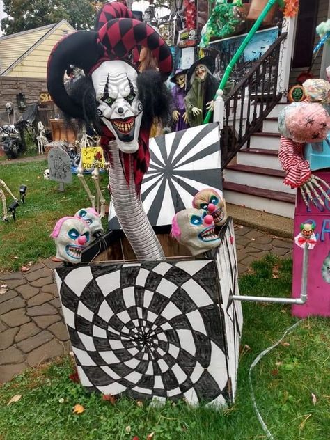 Clown Halloween Decorations Outdoor Diy, Haunted Carnival Decorations, It Halloween Decorations, Clown Decorations, Clown Decor, Clowns Halloween Decorations, Dollar Store Ideas, Halloween Carnival Games, Halloween Maze