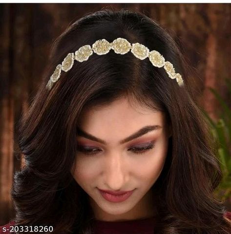 Bridal Sheesh Patti, Shish Patti Hairstyles, Mata Patti Hairstyle, Matha Patti Look, Matha Patti Hairstyles, Sheesh Patti, Hair Stules, Matha Patti, Open Hairstyles