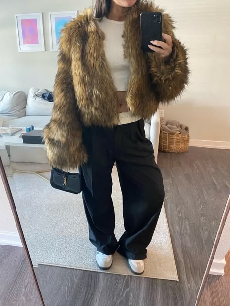 Fur Casual Outfit, Faux Fur Casual Outfit, Fur Zip Up Jacket Outfit, Outfit Accessories Aesthetic, Fur Bomberjack Outfit, Fur Coat Casual Outfit, Black Fur Coat Outfit Casual, Outfit With Fur Coat, Casual Fur Coat Outfit