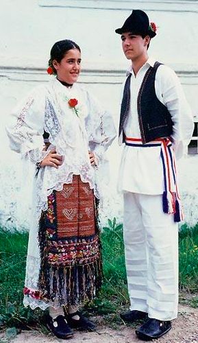 Orubica Croatian Style, Costumes Around The World, Ethno Style, Folk Clothing, National Dress, Italian Culture, Folk Dresses, Traditional Clothes, Italian Outfits