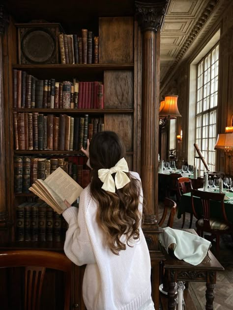 Library Photo Shoot, Romantic Academia, Light Academia Aesthetic, Library Aesthetic, Dark Academia Aesthetic, Girl Reading, Academia Aesthetic, Light Academia, Coffee And Books