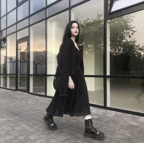 80s Goth Fashion Women, Goth Wardrobe Essentials, Alt Feminine Outfits, All Black Outfit Plus Size, Goth Dress Outfit, Romantic Goth Outfits Casual, Gothic Academia Fashion, Goth Layering, Cute All Black Outfits