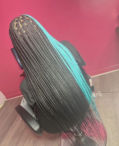 Half And Half Hair Color Knotless Braids, Peek A Boo Hair Color Ideas Braids, Light Blue Peekaboo Knotless Braids, Knotless Braids With Color Blue, Teal And Black Knotless Braids, Peak A Boo Braids Blue, Teal And Black Braids, Light Blue Peekaboo Braids, Black And Color Braids