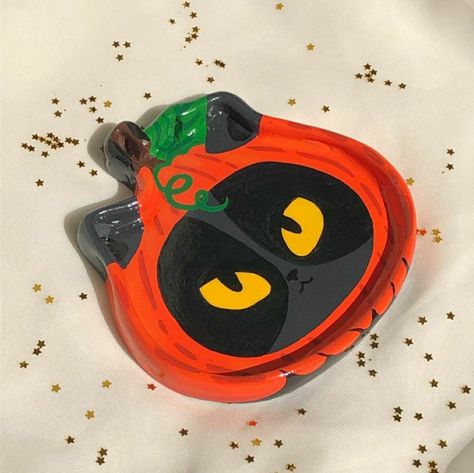 Halloween pumpkin cat trinket dish made with air dry clay! If you wanna see more go to our IG page: mays.archive . See you there! 💫 Diy Clay Pumpkin, Halloween Ceramics Ideas, Air Dry Clay Halloween, Lesbian Decor, Air Dry Clay Cat, Cat Trinket Dish, Halloween Ceramics, Pumpkin Clay, Clay Trinket Dish