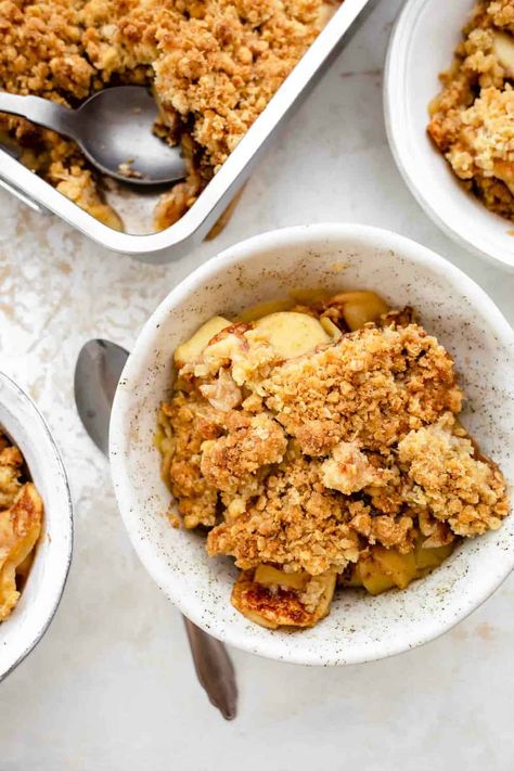 Old Fashioned Apple Crisp - My Baking Addiction Apple Crisp Recipe Without Oats, Apple Crisp Without Oats, Old Fashioned Apple Crisp, Apple Crisp Topping, Best Apple Crisp Recipe, Oat Crumble Topping, Pumpkin Crunch Cake, Slow Cooker Apple Butter, Best Apple Crisp