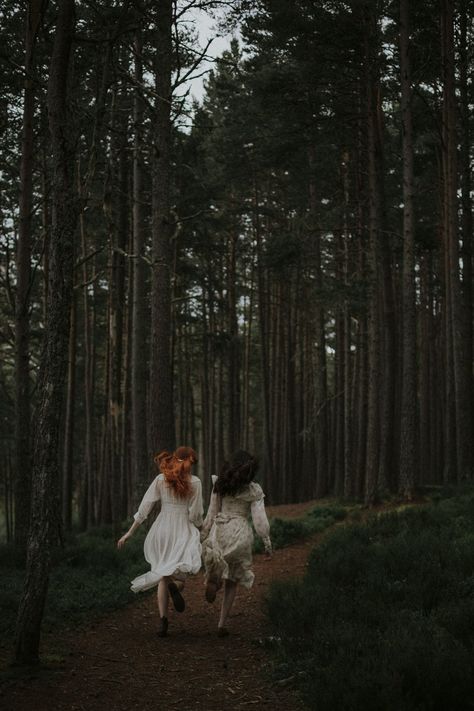 This styled elopement is pure magic! We are absolutely loving all the beautiful details and the delicate, romantic style. #elopement #scotlandelopement #vintagewedding #forestwedding #woodsywedding #weddingidea Wlw Wedding, Forest Elopement, Blue Weddings, Cairngorms National Park, The Enchanted Forest, Scotland Wedding, Something Blue Wedding, Couple Photoshoot Poses, Shooting Photo