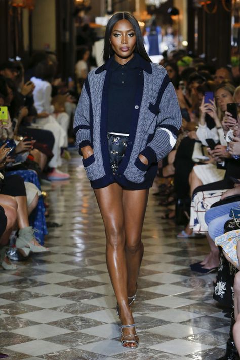 Naomi Campbell Miu Miu Resort 2019 Show Cardigan Top Shorts Navy Blue Haute Couture Style, Catwalk Models, Cruise Collection, Couture Mode, Miuccia Prada, Style Winter, Top Models, Knitwear Fashion, Irina Shayk